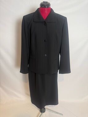 Kasper Skirt Suit Woman's Size 12P Black 2-Piece Set Blazer & Skirt